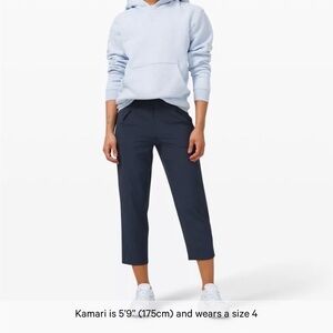 Lulu Lemon Ease back in crop Navy sz 8